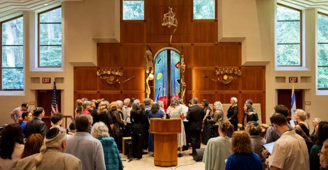 Full congregation and bimah