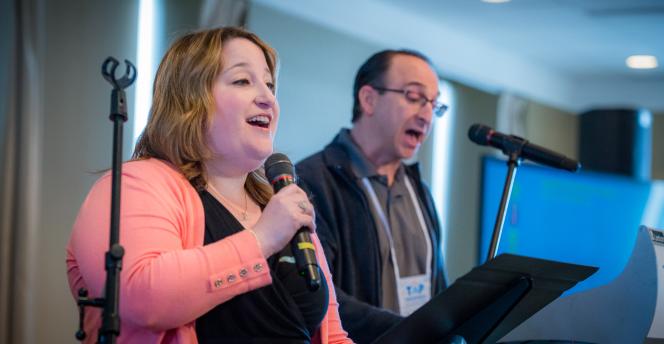 Cantor Lizzie Weiss and David Shukiar singing together in Chicago