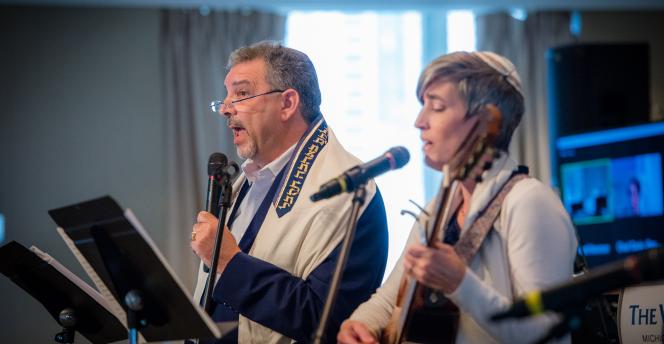 Cantor Mike Shochet and Cantor Susan Bortnick leading prayer with guitars