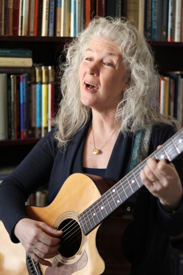 Ellen Dreskin playing the guitar